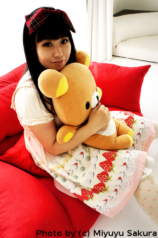 リラックマを抱きかかえながらの笑顔にはすごく萌えちゃいます♪