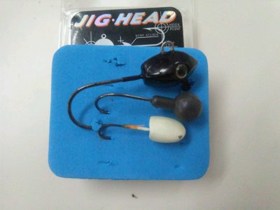 ＜ジグヘッド＞　いろんなタイプや重さがある　俺は、５g位が丁度いい感じ使いやすい。