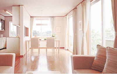 ���c�J��@A�l�@ �m�����_���ȉƁB�L���o���R�j�[�Ƒ��߂̑��Ŗ��邢��Ԃ�݂��Ă��܂��B