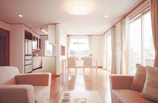 ���c�J��@A�l�@ �m�����_���ȉƁB�L���o���R�j�[�Ƒ��߂̑��Ŗ��邢��Ԃ�݂��Ă��܂��B