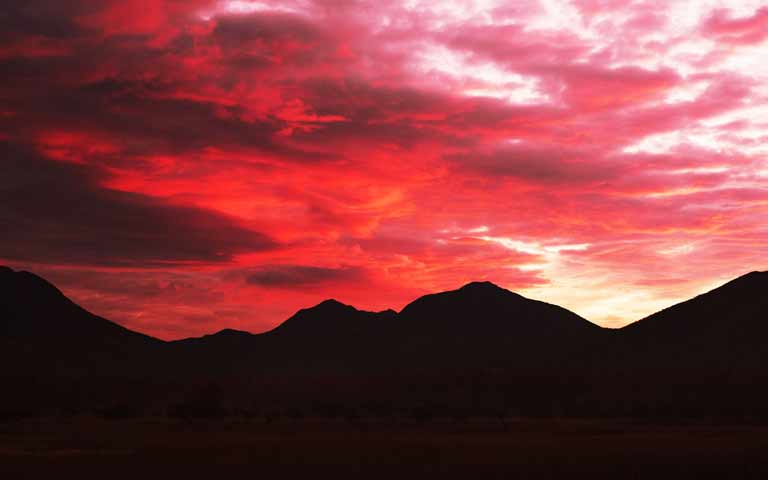 日光の小田代ケ原の朝焼けの光景です。