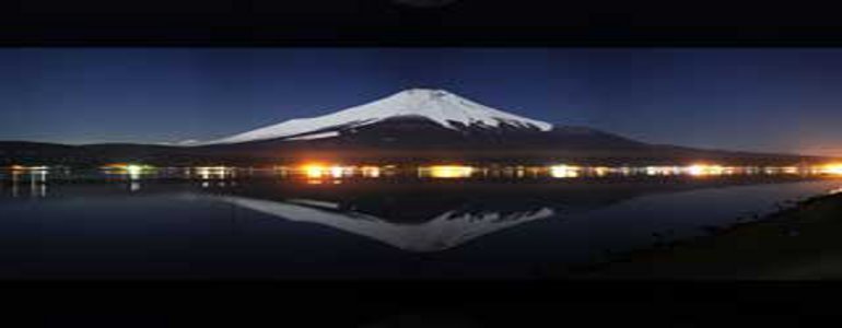 山中湖から見た夜の富士山のアップです。雪に覆われていて一部岩肌が見えます。